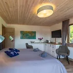 Huusi 4*